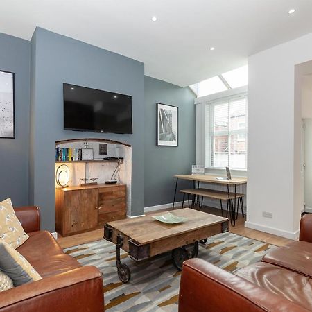Park House - Large 3 Bedroom Victorian House, 10 Mins From Manchester Bagian luar foto